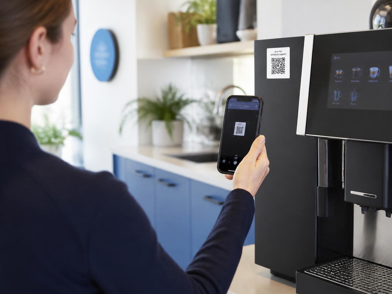 Person scannt einen QR-Code an einer Kaffeemaschine